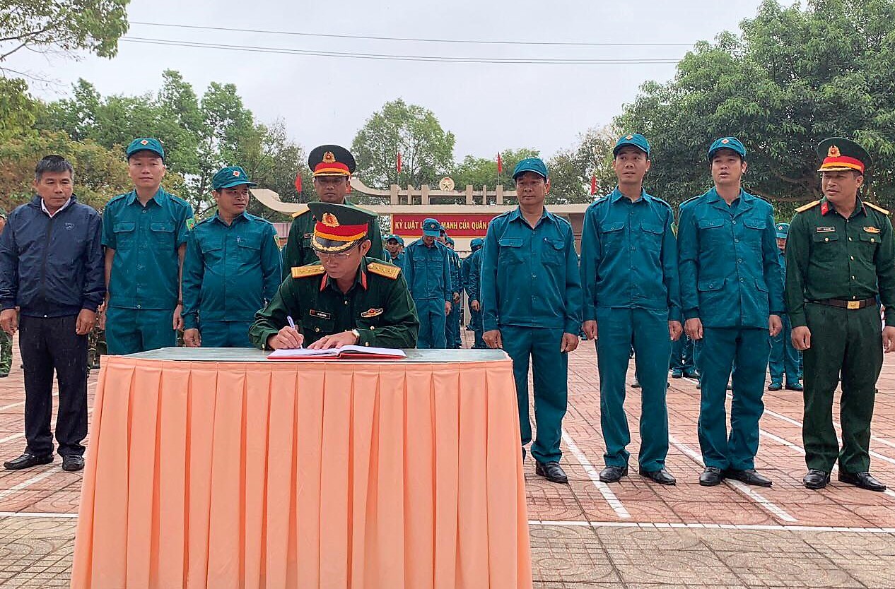 đại diện Ban chỉ huy QS huyện Ea Kar ký kết thi đua 